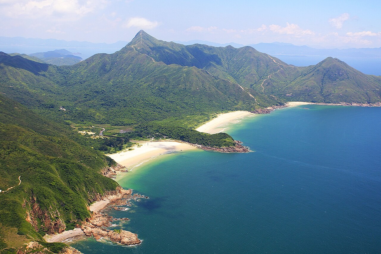 俯瞰香港大浪灣及鹹田灣的玻璃海與連綿沙灘